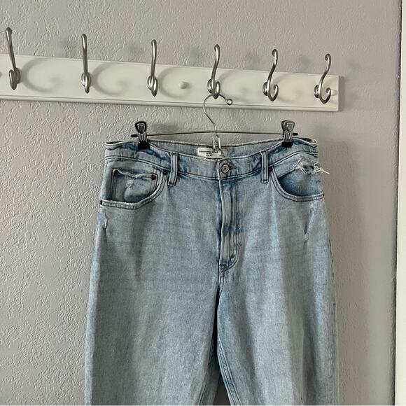 Abercrombie & Fitch The Mom High Rise Jeans in Light Destroy Wash - Picture 3 of 9